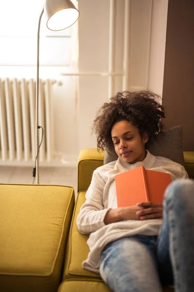 Tomar una siesta con libro — Foto de Stock