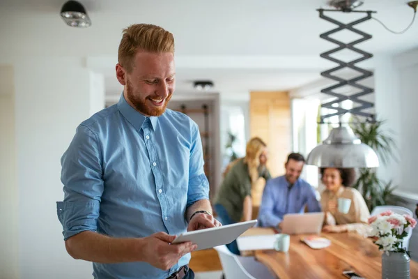 Met behulp van technologie om hun zakelijke productiviteit te verhogen — Stockfoto