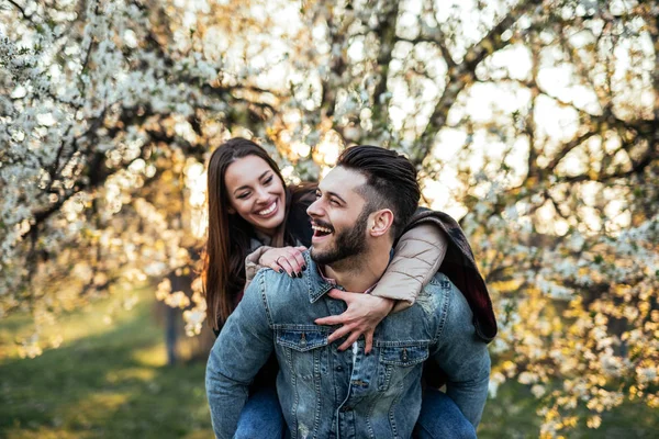 Joven y feliz — Foto de Stock