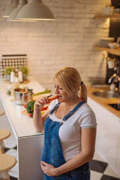 Getting those extra calories in the form of a healthy snack — Stock Photo, Image