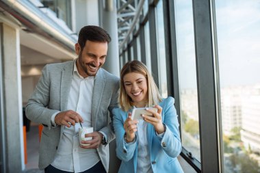 İş yerinde eğleniyor