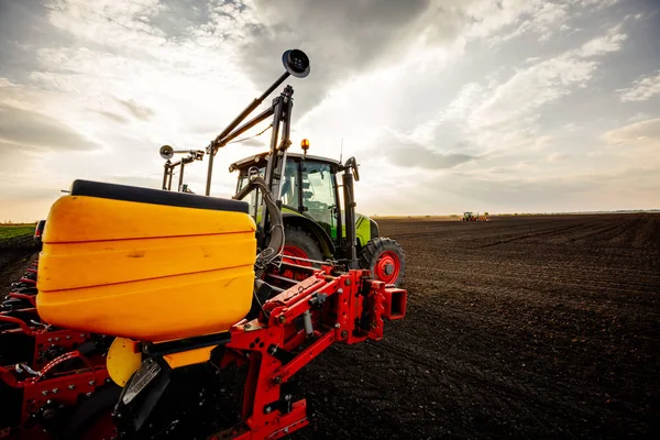 Travailler sur une terre agricole — Photo