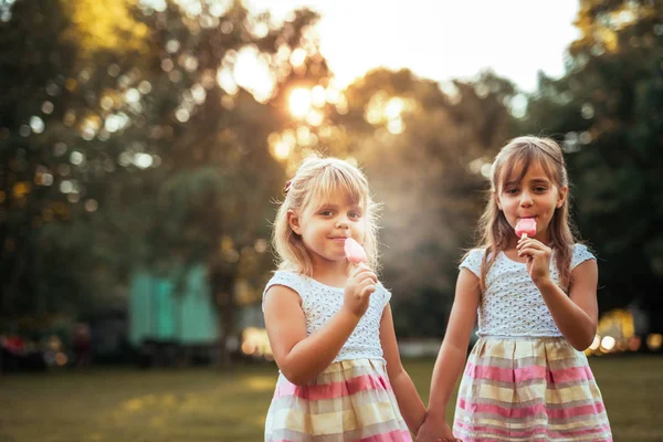 Desfrutando de um gelado — Fotografia de Stock