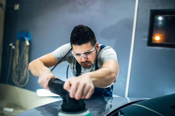 Haciendo un pulido de coche — Foto de Stock