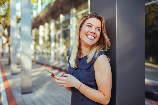 Donna felice e sorridente — Foto Stock