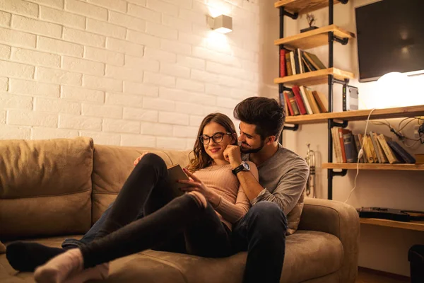 Ontspannen in het weekend met een goed boek — Stockfoto