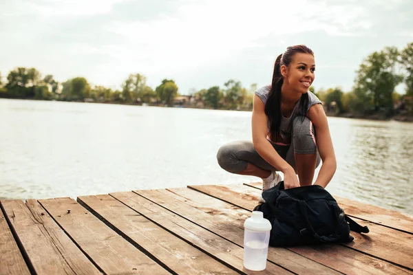 Está comprometida con sus objetivos de fitness. — Foto de Stock