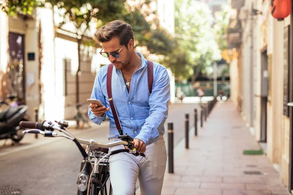 Texting en drijvende fiets — Stockfoto