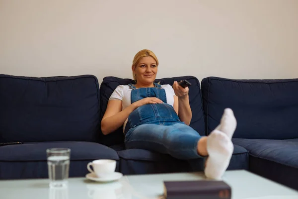 Ponerme al día con mi programa favorito durante la maternidad — Foto de Stock