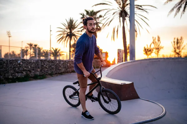 I'll show you tricks with my bike — Stock Photo, Image