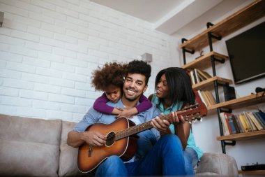 Birlikte şarkı söylüyor bir aile birlikte kalır!