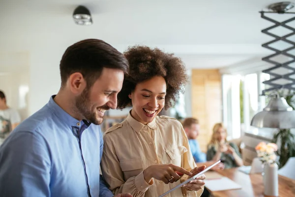 Compartir las cosas que aman con la comodidad de la tecnología — Foto de Stock