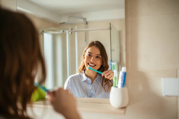 Quanto mais saudáveis forem os teus dentes, mais feliz pareces. — Fotografia de Stock