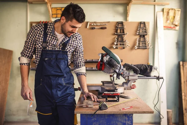 Versare tutta l'energia in questo pezzo di legno — Foto Stock