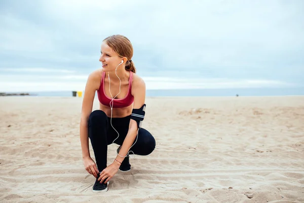 Stopping to tie a shoelace — Stock Photo, Image