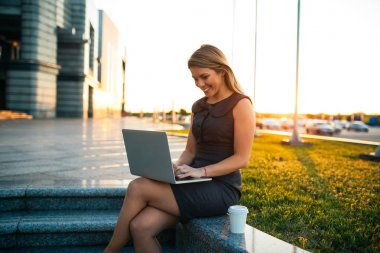 Açık havada kahve yaparken çalışma