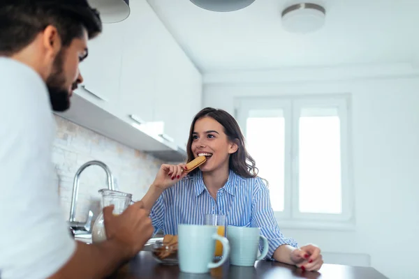 Vinculación durante el desayuno —  Fotos de Stock