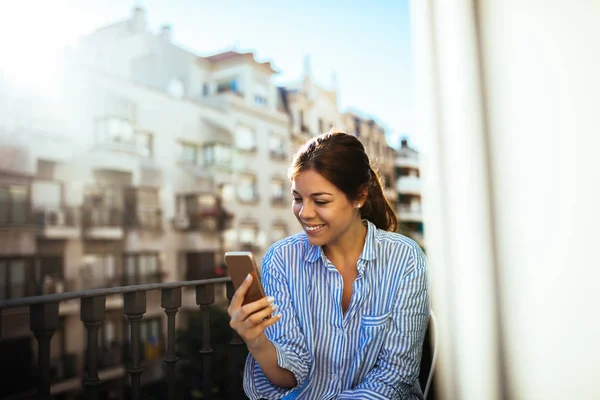 Mensajes de texto por teléfono — Foto de Stock