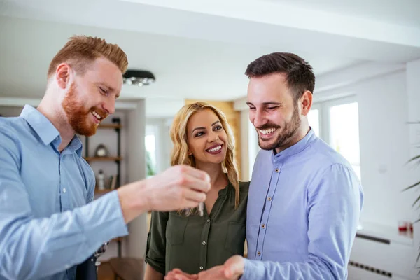 No podemos esperar a llenar nuestra nueva casa de amor —  Fotos de Stock