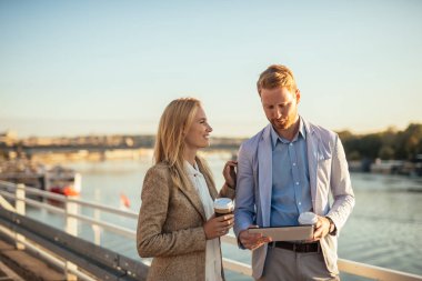 Nehrin yanında rahat yürüyüş