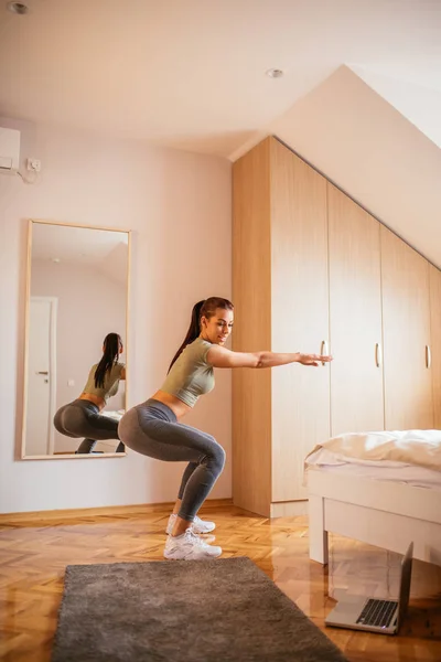 Doing squats at home — Stock Photo, Image