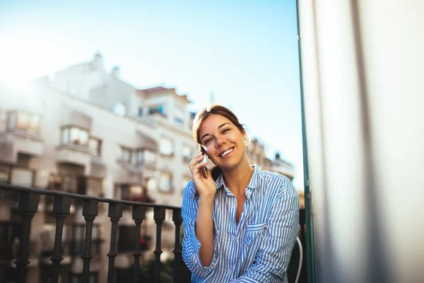 Chatten mit Freunden — Stockfoto