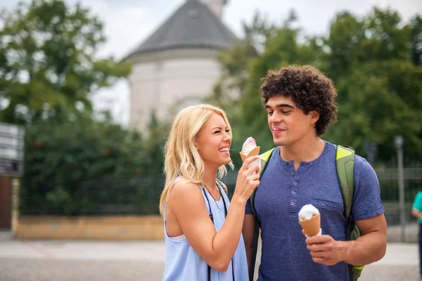 Genieten van een ijsje — Stockfoto