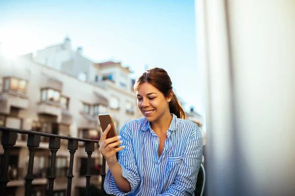 Comprobación de redes sociales — Foto de Stock