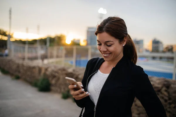 No puedo evitar sonreír cuando recibo un mensaje tuyo. — Foto de Stock