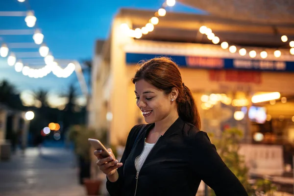 Het vinden van goede wi-fi signaal — Stockfoto