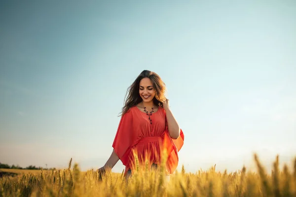 Camminando in un campo di grano — Foto Stock