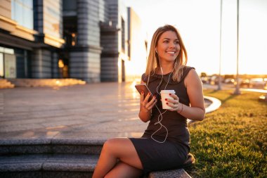 Nereye gittiğini, o onun emelleri onunla alır