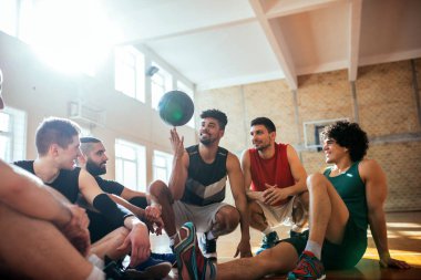 Yeni bir plan üzerinde tartışıyor
