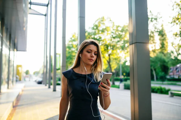 Il viaggio d'affari più fluido utilizzando le app più intelligenti — Foto Stock