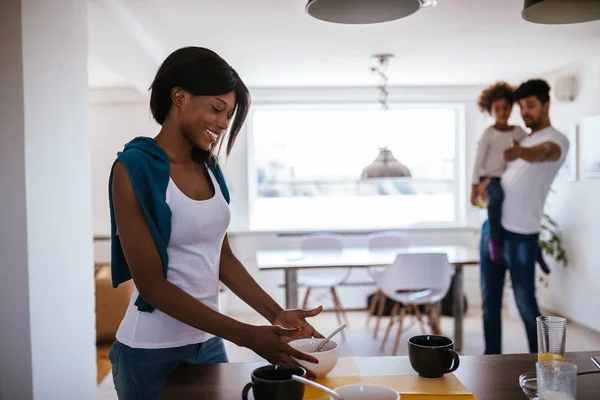 Disfrutando de hacer el desayuno para los seres queridos — Foto de Stock