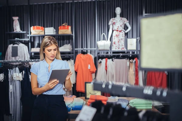 Encontrar tiendas en línea — Foto de Stock