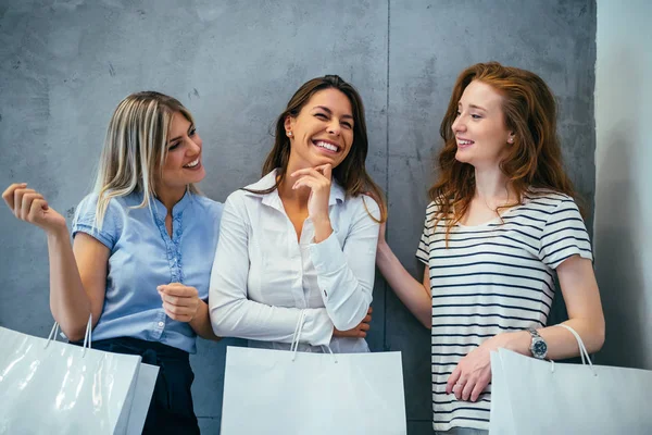 Meisjes in winkelen — Stockfoto