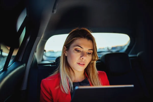 La comunicación es importante en cualquier lugar de trabajo —  Fotos de Stock