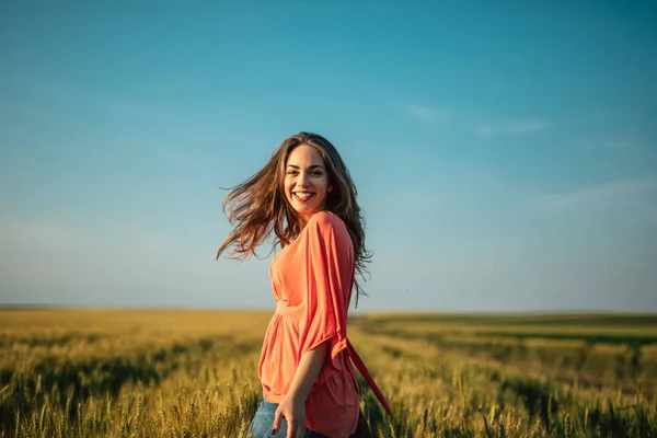 Promenader i fälten — Stockfoto