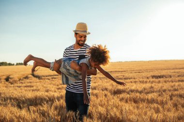 Onun kızı soar yardım