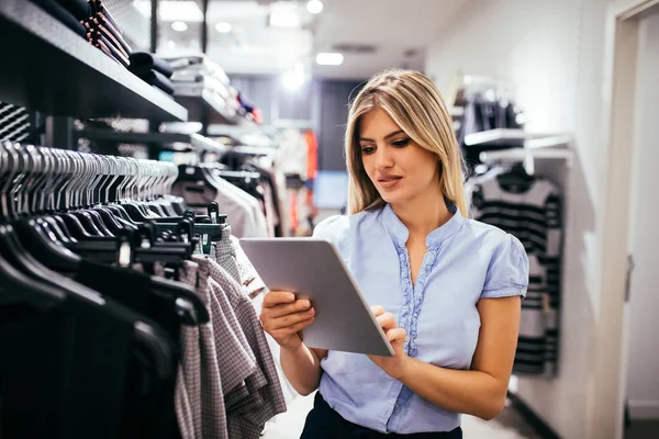 Working in store and online — Stock Photo, Image