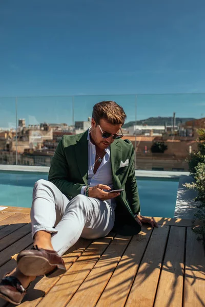 Disfrutando al lado de la piscina — Foto de Stock