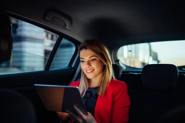 La comunicazione è importante in qualsiasi luogo di lavoro — Foto Stock