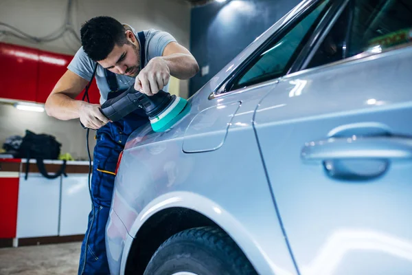 Prendre soin de la voiture — Photo