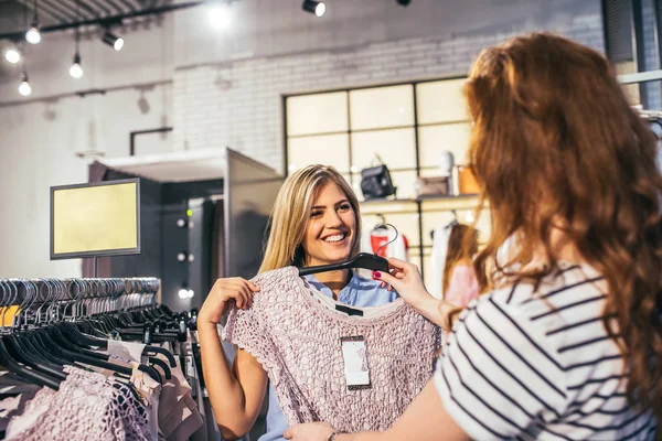 Her stylist knows the latest trends — Stock Photo, Image