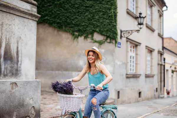 Exploring her holiday destinations — Stock Photo, Image