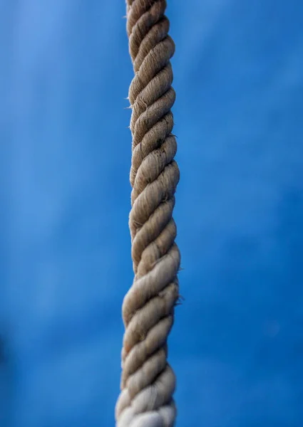 Una corda bianca appesa . — Foto Stock