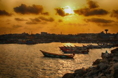 Bu deniz kıyısında çekilen günbatımının bir resmi..