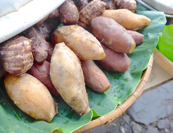 Gekookte taro en zoete aardappel op de tafel — Stockfoto