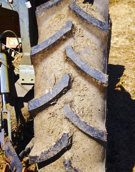 Automobilové pneumatiky přívěsu s detailním půdy — Stock fotografie